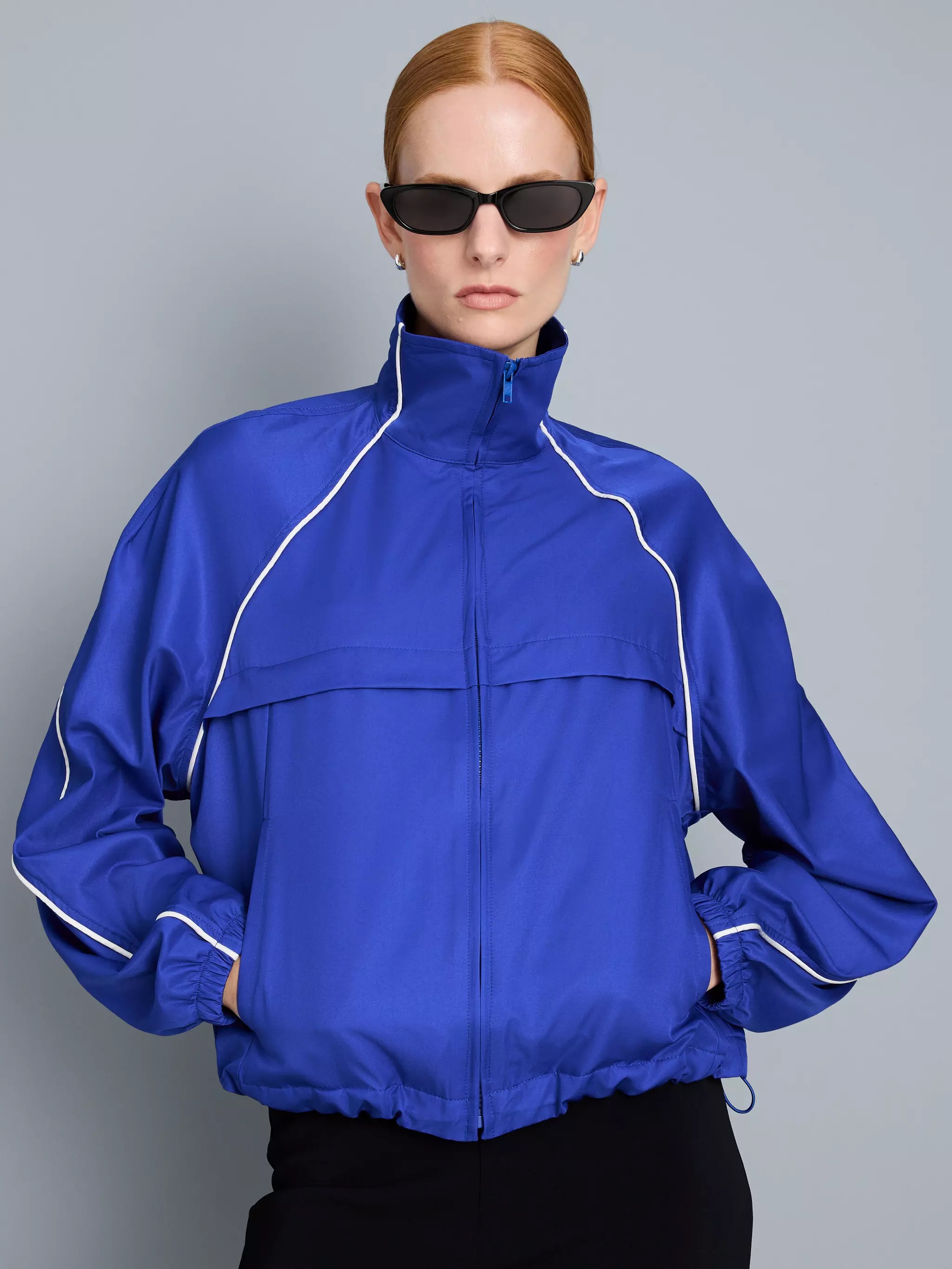 Technikai dzsekit viselő modell
