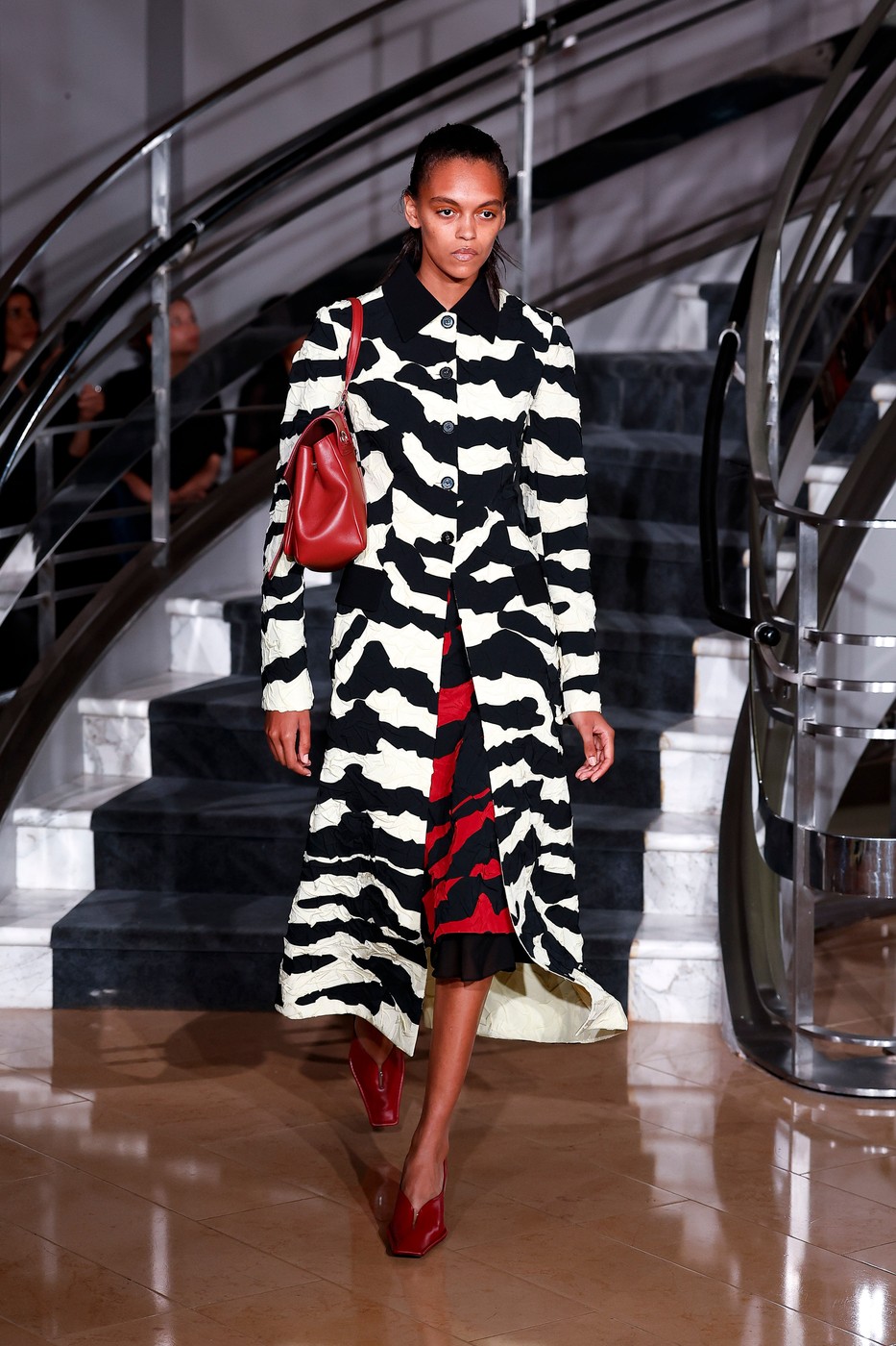 Proenza Schouler SS2027 kollekció egyik modellje a kifutón a New York-i divathéten