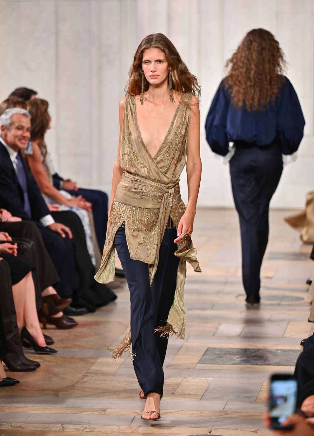 Ralph Lauren SS2027 kollekció egyik modellje a kifutón a New York-i divathéten