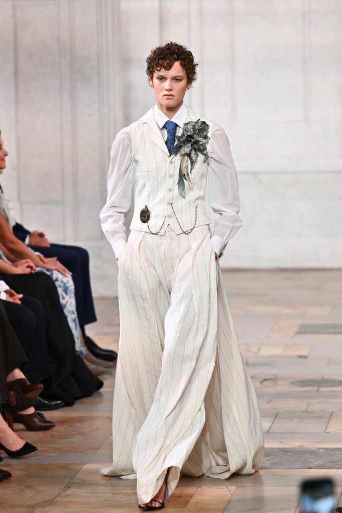 Ralph Lauren SS2027 kollekció egyik modellje a kifutón a New York-i divathéten