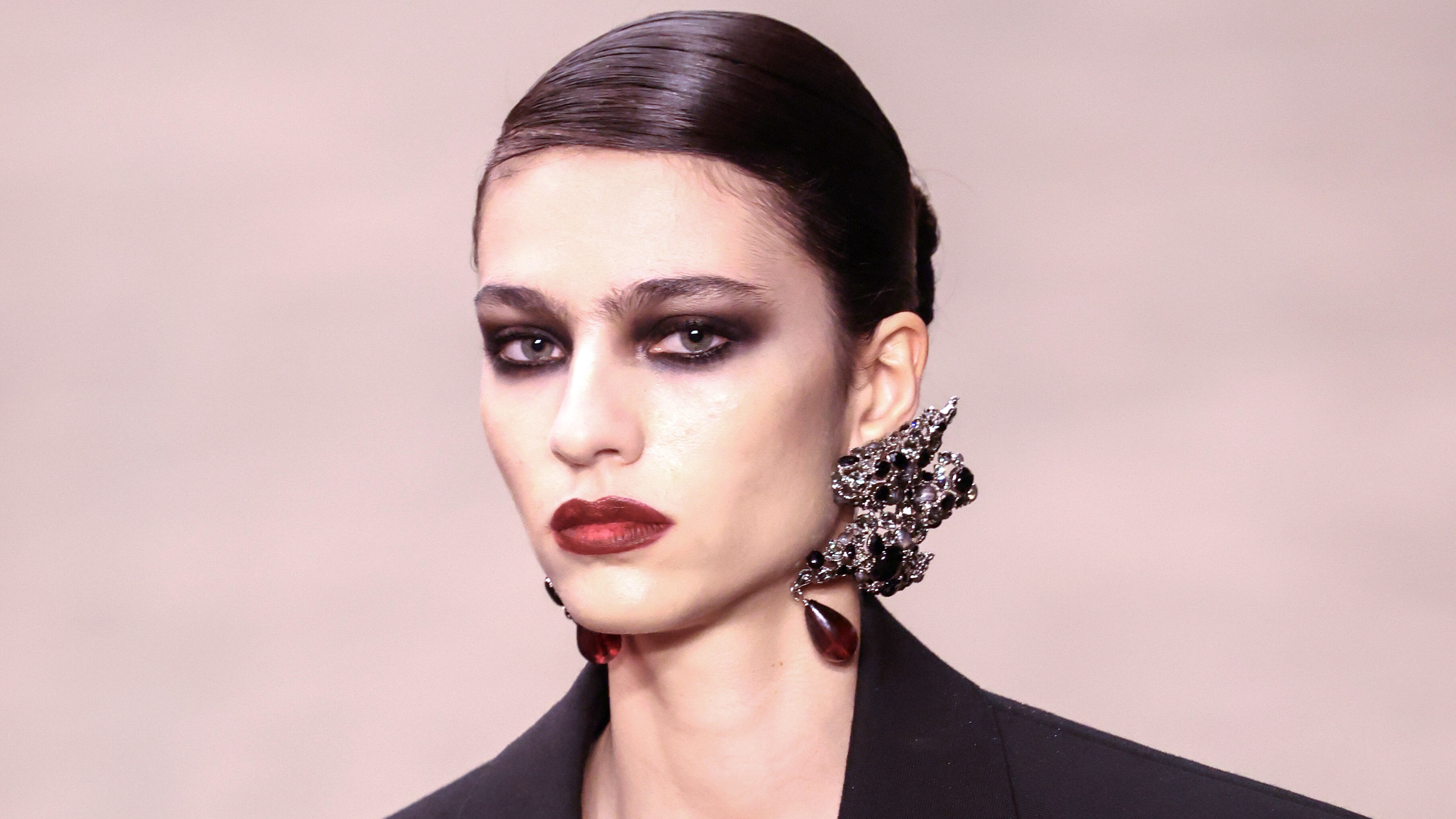 Füstös szemsmink a Saint Laurent 2026-2027-es őszi-téli kollekciójának bemutatójáról