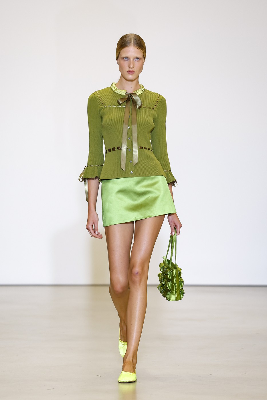 Sandy Liang SS2027 kollekció egyik modellje a kifutón a New York-i divathéten