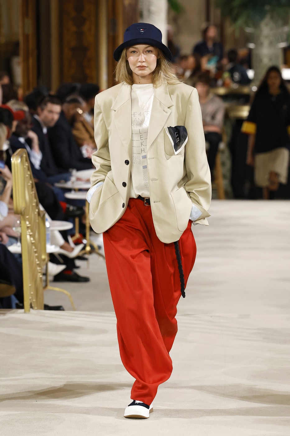 Tommy Hilfiger SS2027 kollekció egyik modellje a kifutón a New York-i divathéten