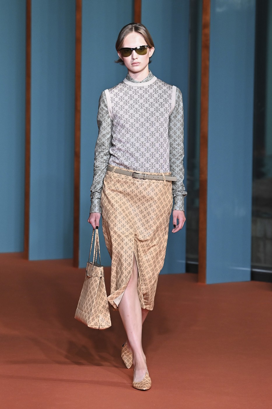 Tory Burch SS2027 kollekció egyik modellje a kifutón a New York-i divathéten