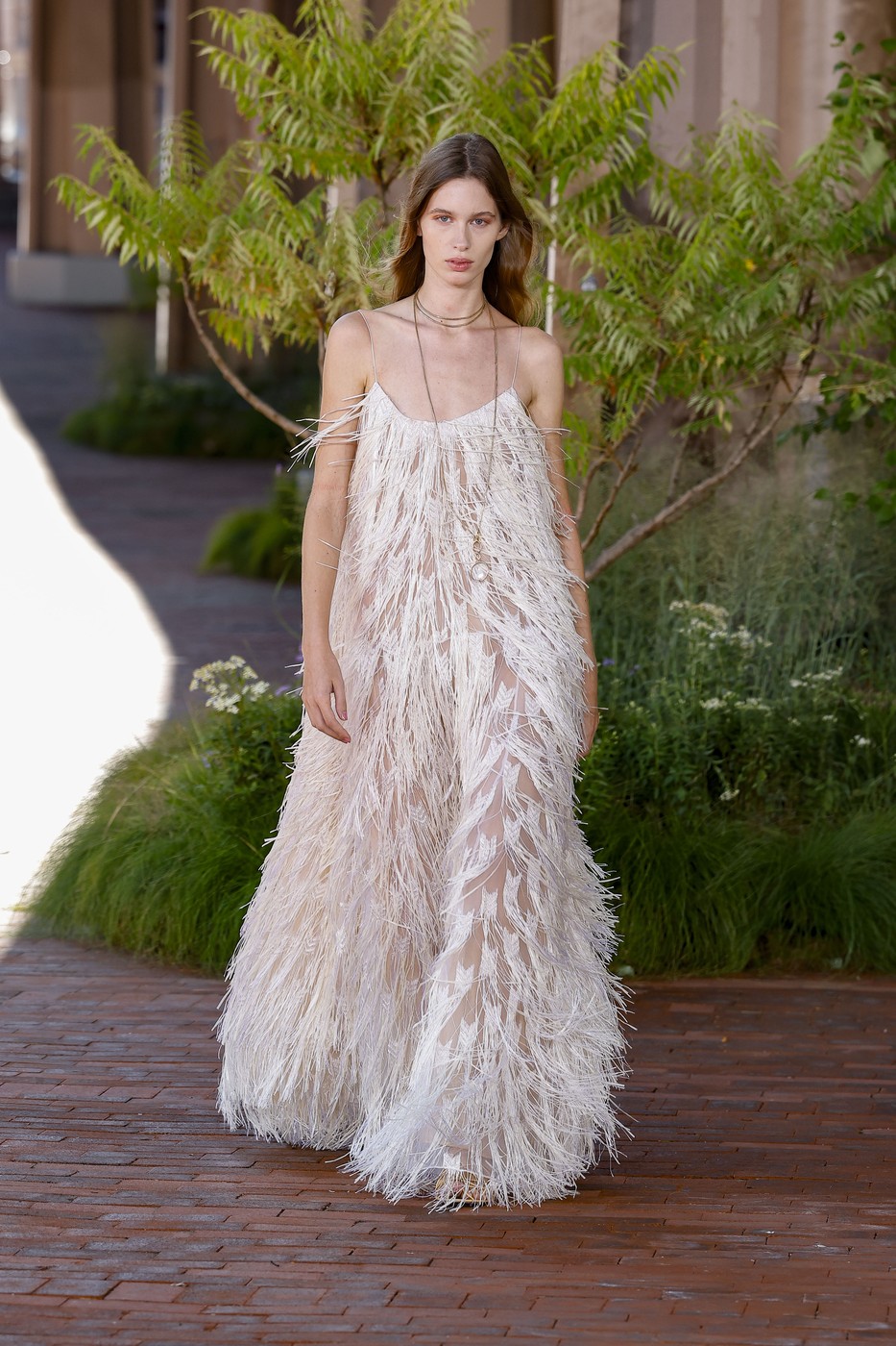 Ulla Johnson SS2027 kollekció egyik modellje a kifutón a New York-i divathéten
