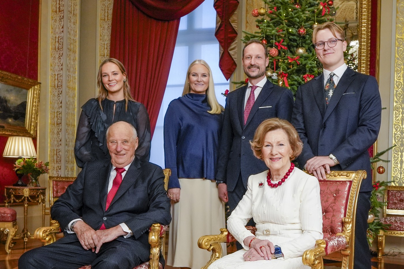 V. Harald, Szonja királyné, Ingrid Alexandra hercegnő, Mette-Marit hercegné, Haakon herceg és Sverre Magnus herceg.
